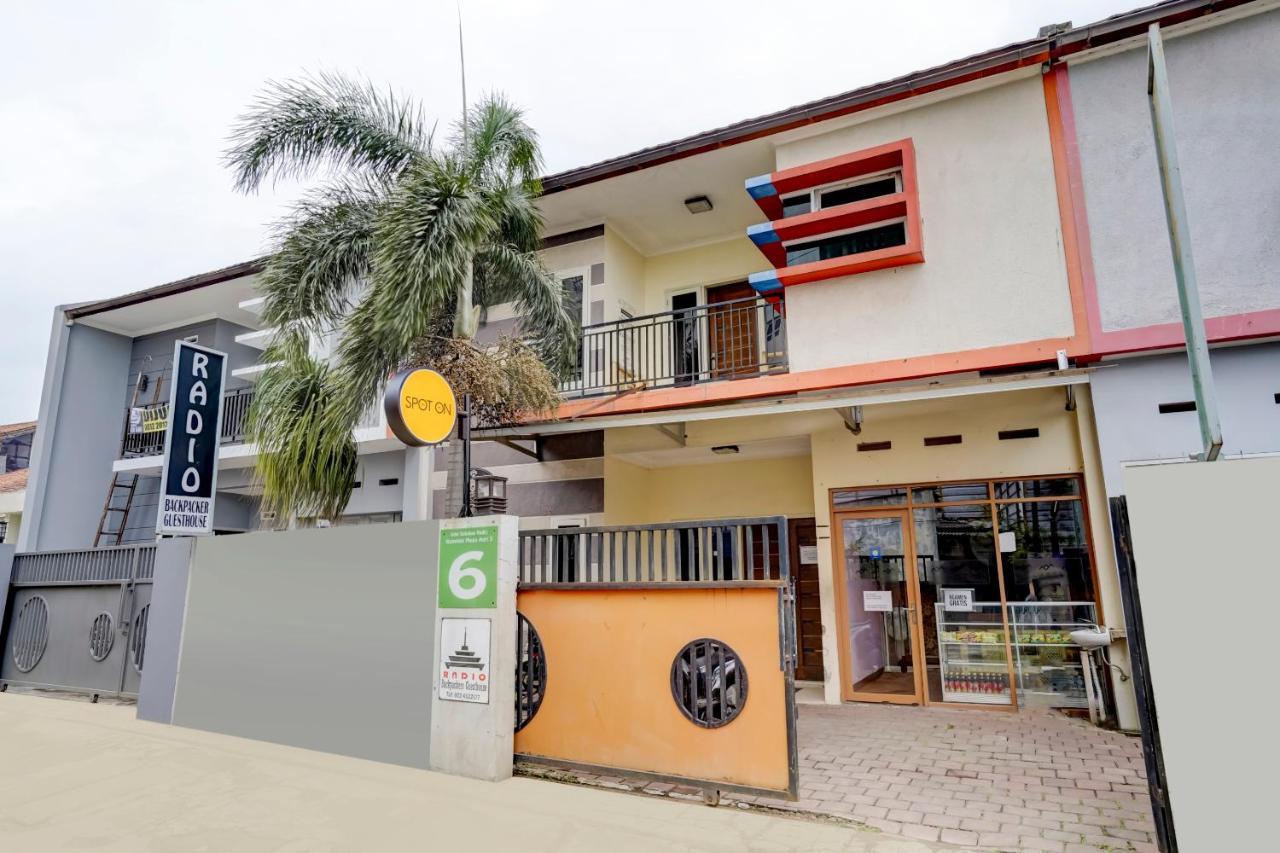 Radio Backpacker Guesthouse Syariah Бандунг Экстерьер фото