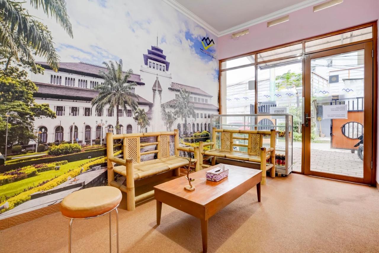 Radio Backpacker Guesthouse Syariah Бандунг Экстерьер фото