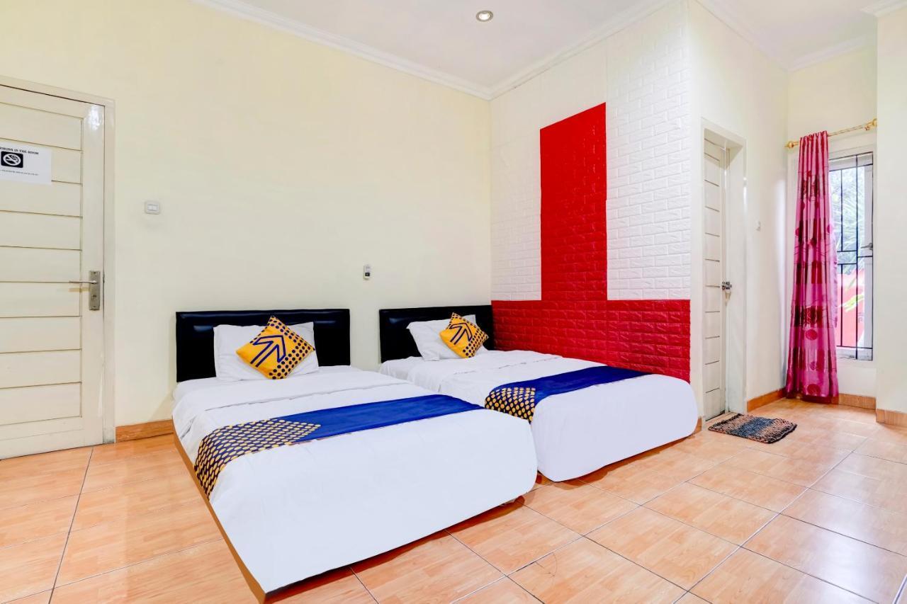 Radio Backpacker Guesthouse Syariah Бандунг Экстерьер фото