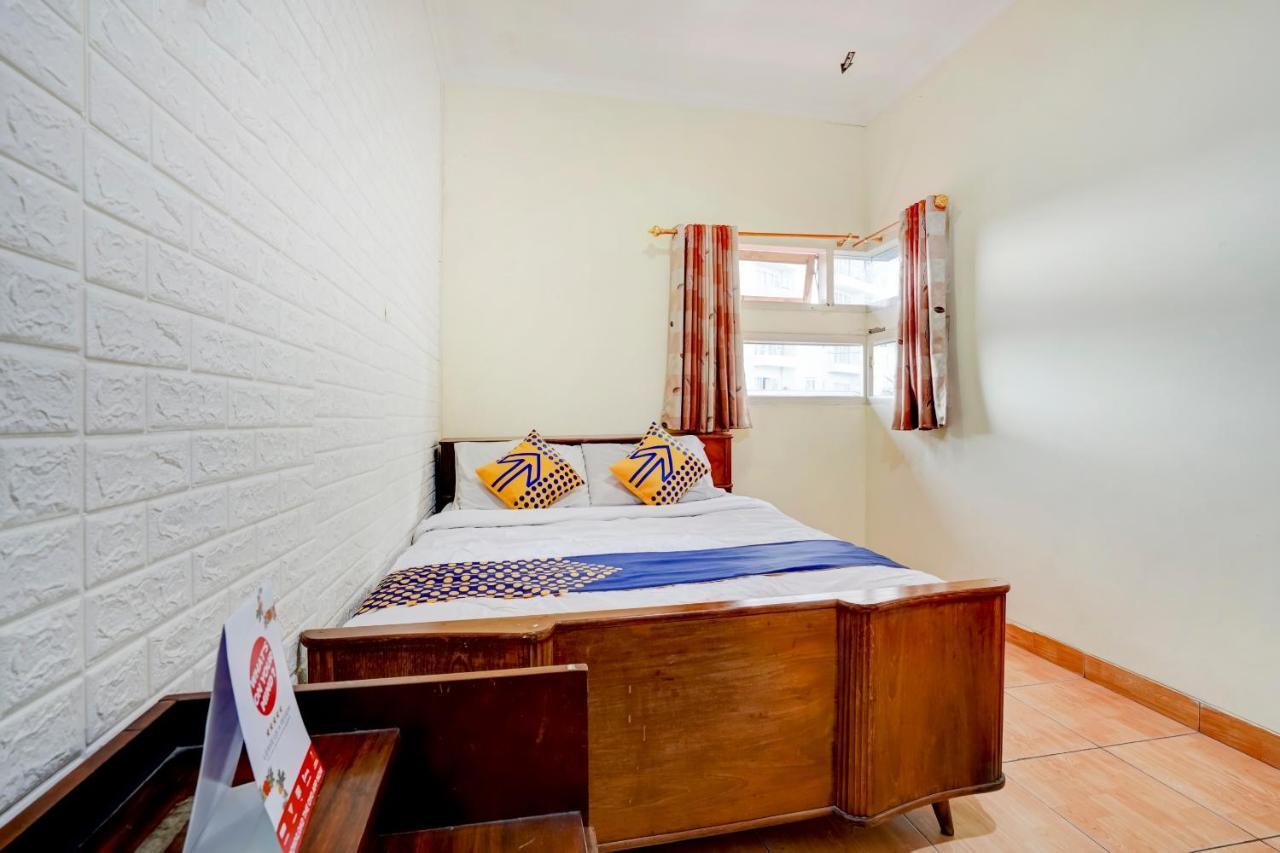 Radio Backpacker Guesthouse Syariah Бандунг Экстерьер фото