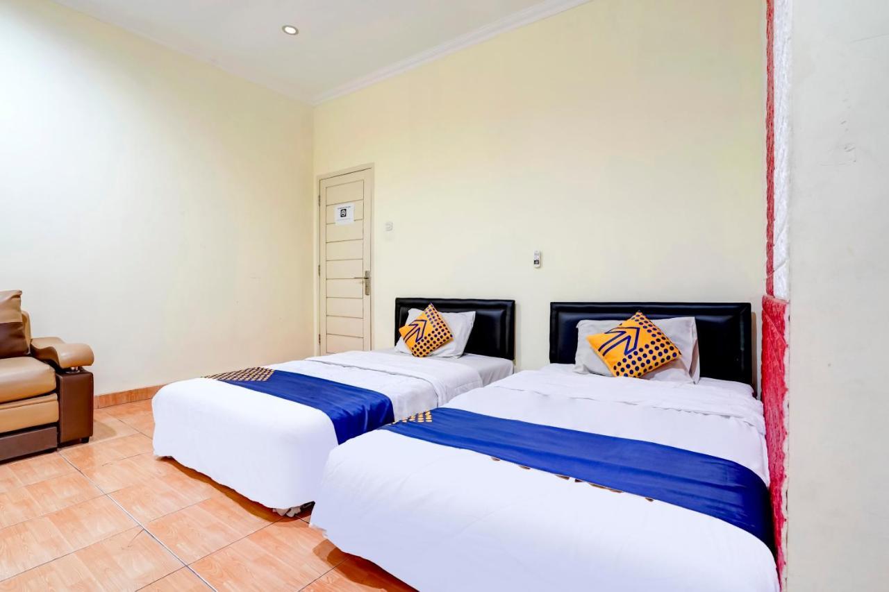 Radio Backpacker Guesthouse Syariah Бандунг Экстерьер фото