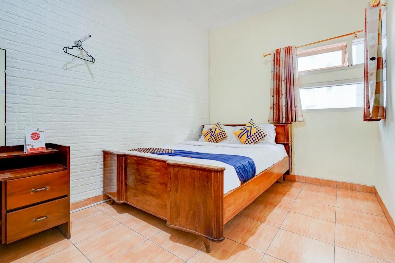 Radio Backpacker Guesthouse Syariah Бандунг Экстерьер фото