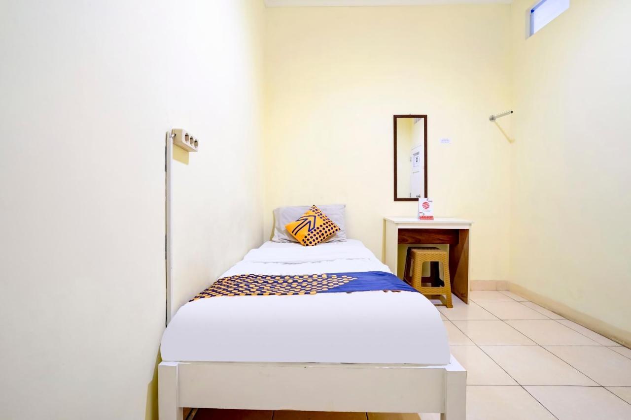 Radio Backpacker Guesthouse Syariah Бандунг Экстерьер фото
