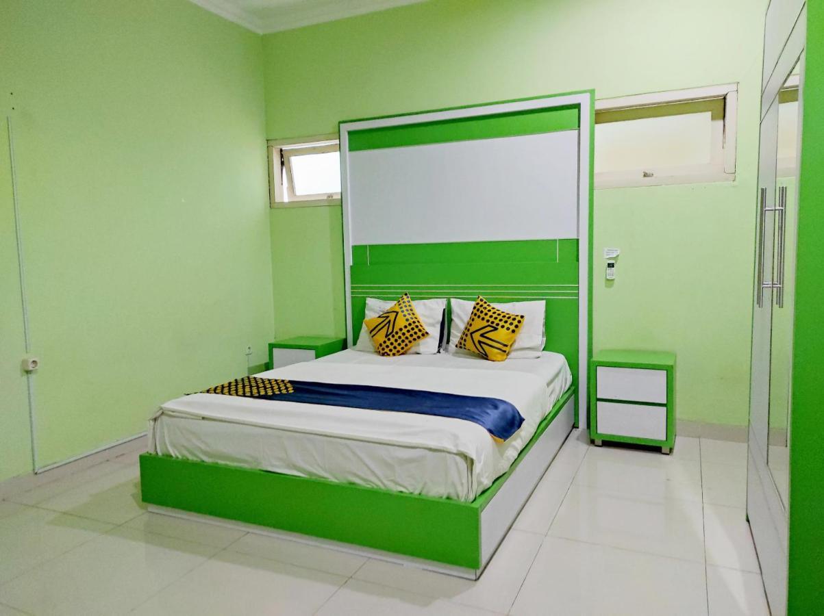 Radio Backpacker Guesthouse Syariah Бандунг Экстерьер фото