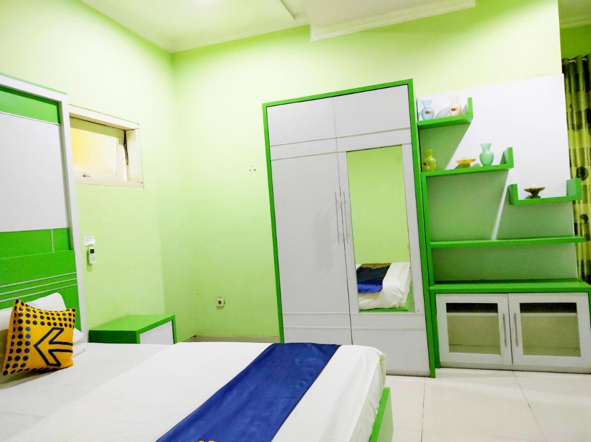 Radio Backpacker Guesthouse Syariah Бандунг Экстерьер фото