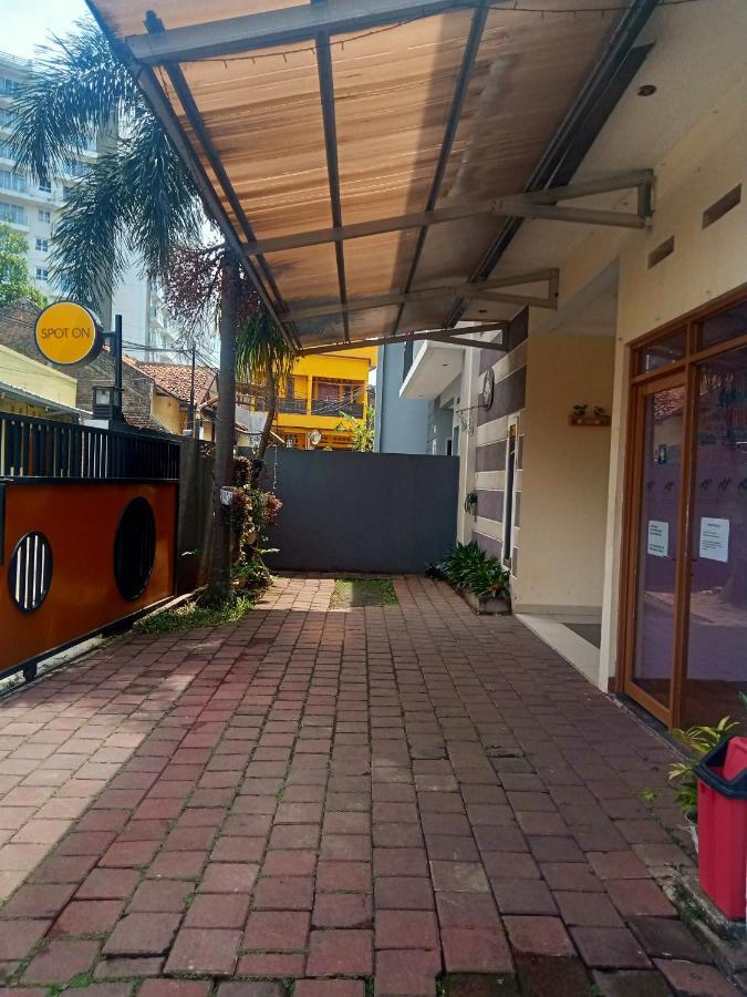 Radio Backpacker Guesthouse Syariah Бандунг Экстерьер фото